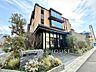 外観：【Exterior】落ち着いた街並みに佇むマンションの外観。室内は現在リフォーム中で、新しい住空間がこれから整えられていきます。