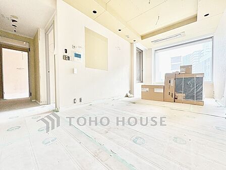 【Living Room】ダウンライトに照らされる静かな夜。テーブルを囲む時間が、何気ない幸せに変わる。生活動線もスムーズな空間です。