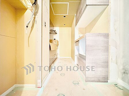 【Kitchen】無駄のない動線が、毎日の家事を軽やかに。作業スペースもしっかり確保された設計。心地よく整うキッチンです