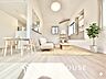 リビング/ダイニング：【Living Room】やわらかな光が差し込む午後。家具を配置することで、空間の広がりがより鮮明に。ここから始まる穏やかな日常を。
