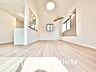 リビング/ダイニング：【Living Room】窓を開けると通り抜ける心地よい風。ソファを置いた先に広がる、家族のくつろぎ時間。実際の開放感は現地でぜひ。
