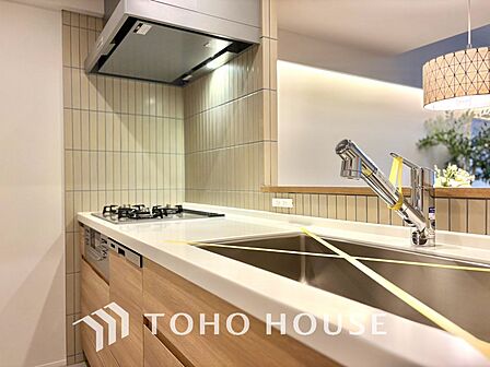 【KITCHEN】◆開放的◆後片付けが楽なシステムキッチン。収納スペースの充実!