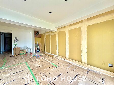 喧噪から離れ広々した寝室でゆったりと過ごす。そんな寛いだ休日もあっていい。だって『何もしない時を楽しむ』そんな贅沢な時間を愛する