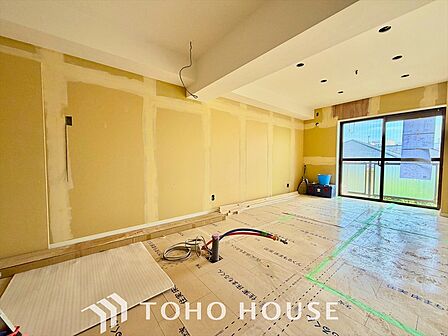 爽やかな採光がもたらす至福の時、しじまが流れる時間、鮮やかに移ろう街の情景、高く紺碧のと悠久を感じるネイチャー、この街ならではの美しい情景から新しい物語が始まります。