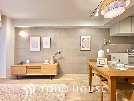 【LIVING】◆眩い◆光が燦々と入り、家族の笑顔を照らす。「いつまでも続いて」と願う夢のような毎日がここにある。