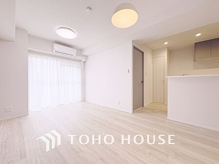 【LIVING】◆眩い◆光が燦々と入り、家族の笑顔を照らす。「いつまでも続いて」と願う夢のような毎日がここにある。