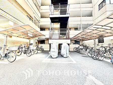 【Exterior】街並みに溶け込みながらも、確かな存在感。