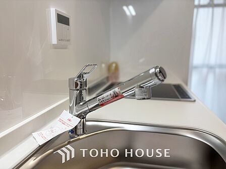 【Kitchen】美しく使いやすいキッチンは油汚れが簡単に拭き取れる素材で加工されており、浄水器シャワーから流す水の音を軽減する静かなシンクを採用。見えないところにさり気ない配慮が嬉しい