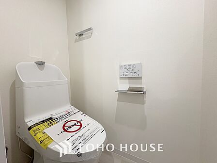 【toilet】トイレットペーパーの使用回数を減らせることです。 シャワートイレを使用すれば、洗浄して汚れを落とすことができるため、トイレットペーパーの使用を最小限にとどめることができます。