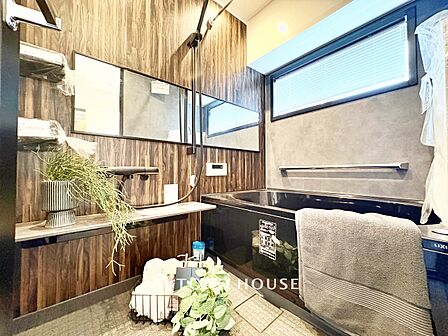 ◆今宵の食卓◆ダウンライトに反射するグラスを眺めながらワインを注ぐ。トクトクと心地いい音をさせながら、フランスの古城を思わせる薫りがたちこめ、とても幸せな時を過ごせる。
