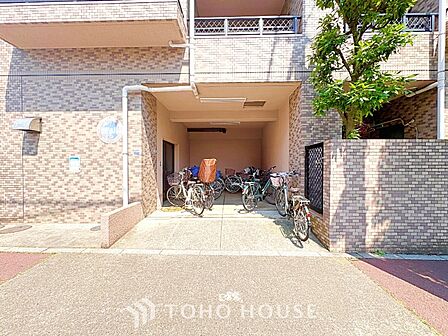 【ENTRANCE】◆家族◆家で家族と過ごす時間は限られている。帰りを待つ家族の元へと急ぐときの弾む思い。そんな思いを引き立てる邸宅。