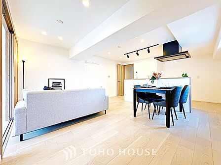 【リビング】淹れたてのコーヒーと、穏やかな午後。日常を少しだけ愛せるようになる空間です。