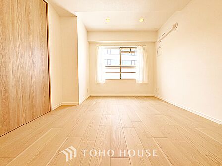 【洋室】冷涼な風、そよぐリビング。だんらんの場所はここから始まり、ここで終わる。家族の笑顔が集う素敵な場所だから、こだわり抜いた思いが詰まっているのだと思う。