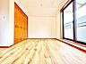 室内：【リビング】家具のレイアウトがしやすく、暮らしに合わせやすい物件。