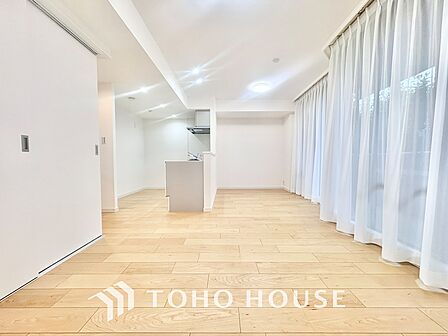 【LIVING】輝くドアを開けた先に広がる家族やすらぎのプライベート空間。広く開放されたWindow・Balconyから射しこむ眩いばかりの陽光が、リビング空間を鮮やかに映し出す。