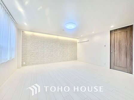 【LIVING】◆眩い◆光が燦々と入り、家族の笑顔を照らす。「いつまでも続いて」と願う夢のような毎日がここにある。