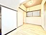 リビング/ダイニング：【木漏れ日】の様な採光が優しく足元を照らし、心地いい暮らしの道しるべを写し出す。この空間で過ごす家族との語らいの時間がとても素敵で幸せを感じるかもしれない。