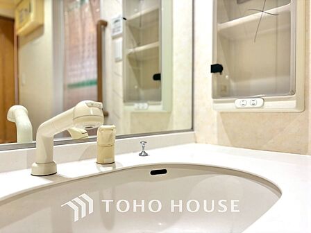 気持ちの良い朝をつくりだし、夕方には笑顔を取り戻させてくれるミラー。パウダールームはいつでも本来の自分を取り戻せる空間。明るく仕上げてあります。