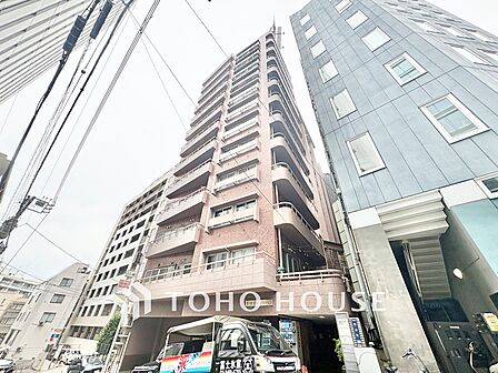 淡いブラウン調のタイル貼りが落ち着いた気品を漂わせる高層マンション。洗練されたデザインが、都会的でスマートなライフスタイルを予感させます。
