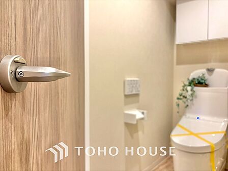 清潔感あるホワイト調のクロスと温もり溢れるモダンカラーの床材が見事に調和した本邸宅は、毎日の生活を少しでも快適に過ごして頂ける様に落ち着いた雰囲気作りから行っています。