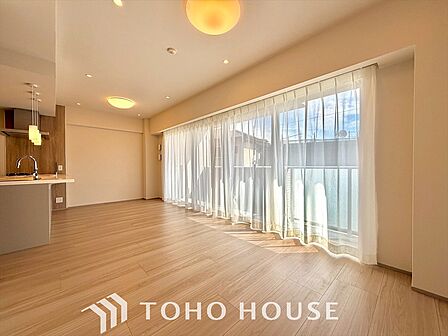 大きく開け放たれた壮大な景色。都内にいることを忘れさせてくれる自然豊かな分譲地。風がそよぎ、青空が歌い、太陽が微笑んでくれる幸せな住まい。