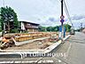 その他：【landscape of the road】開けた空間の道路に面する住宅には、開放感と穏やかな温もり感じる。