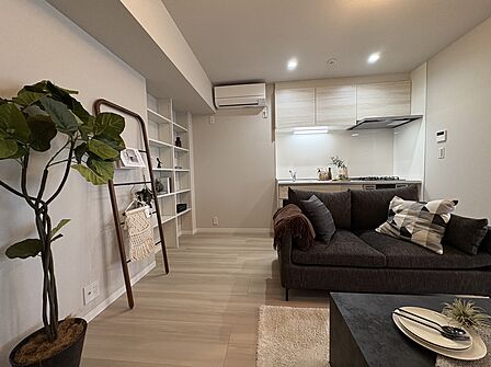 【Living room】◆リビング◆家族への思いを抱きながら、平和に過ごす悠久の時。あたかかく感じるのは、日当たりだけではない。広く和やかに暮らせる空間と、家族の存在を噛みしめて。