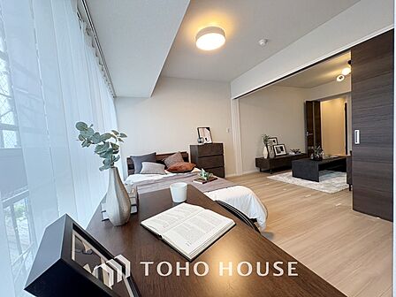 【Private room】家族個々の安らぎの空間。プライベートなBedRoomは暮らす方の感性で造り上げたいもの。誰もが好みで飾れるシンプルな室内に仕上げてあります。