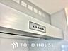 その他：【KITCHEN】◆開放的◆後片付けが楽なシステムキッチン。収納スペースの充実！