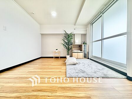 ◆木漏れ日◆の様な採光が優しく足元を照らし、心地いい暮らしの道しるべを写し出す。この空間で過ごす家族との語らいの時間がとても素敵で幸せを感じるかもしれない。