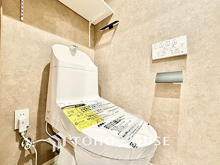◆トイレ◆トイレも全て新品に交換されており、清々しく新生活を始めることができます。白基調の清潔感のある空間に生まれ変わりました。