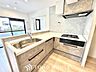 キッチン：【Kitchen】光り眩い羨望のリビングへ。一歩一歩を踏みしめて家族の集う幸せの場所へ。すべてがクライマックスのマイベストホーム。