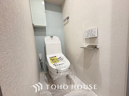 【toilet】トイレットペーパーの使用回数を減らせることです。 シャワートイレを使用すれば、洗浄して汚れを落とすことができるため、トイレットペーパーの使用を最小限にとどめることができます。