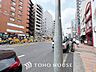 周辺：◆木漏れ日◆の様な採光が優しく足元を照らし、心地いい暮らしの道しるべを写し出す。この空間で過ごす家族との語らいの時間がとても素敵で幸せを感じるかもしれない。【Holiday of a home】