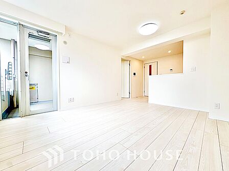 【リビング】窓から差し込む夕陽が床を染める。何気ない時間が、特別に変わる瞬間。