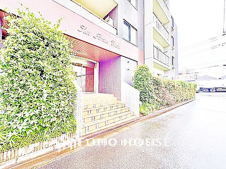【Exterior】街並みに溶け込みながらも、確かな存在感。落ち着いた佇まいが、帰るたびに安心を与えてくれます。永く愛される外観デザインです。