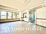 エントランス：【ENTRANCE】◆家族◆家で家族と過ごす時間は限られている。帰りを待つ家族の元へと急ぐときの弾む思い。そんな思いを引き立てる邸宅。
