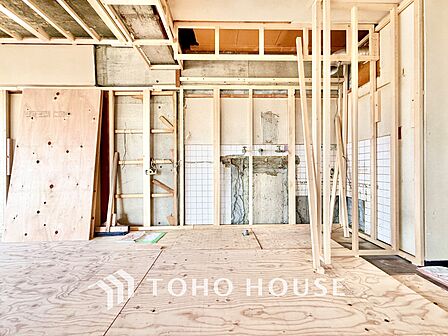 ◆キッチン◆美しく使いやすいキッチンは油汚れが簡単に拭き取れる素材で加工されており、浄水器シャワーから流す水の音を軽減する静かなシンクを採用。見えないところにさり気ない配慮が嬉しいですね