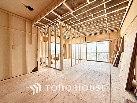 ◆窓を開けると◆冷涼な風、そよぐリビング。だんらんの場所はここから始まり、ここで終わる。家族の笑顔が集う素敵な場所だから、こだわり抜いた思いが詰まっているのだと思う。