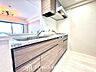 キッチン：【Kitchen】光り眩い羨望のリビングへ。一歩一歩を踏みしめて家族の集う幸せの場所へ。すべてがクライマックスのマイベストホーム。