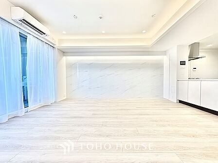 ここはみんなが集い、食事と楽しい会話が始まる場所。話に夢中になりすぎて、ついつい時を忘れ、夜半過ぎになってしまう。そんな束の間の幸せを感じさせてくれます。