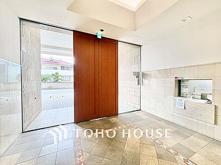 内側からは外の様子が心地よく見通せる、ガラスと木調扉を組み合わせた開放的な設計です。