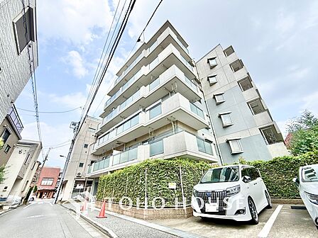 ◆キッチン◆美味しい料理を作りたくなるような気持にさせてくれる、腕を振るえる自慢のスペース。見上げると柔らかなダウンライトが包み込み、彩りを添えます。艶と光沢のある居心地の良いわが家のキッチン。