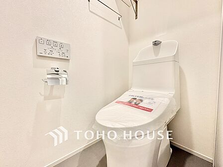 ◆トイレ◆トイレも全て新品に交換されており、清々しく新生活を始めることができます。白基調の清潔感のある空間に生まれ変わりました。