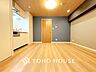 室内：【LIVING】◆陽光◆が差し込む。この開放的なLDKに家族の笑顔が集う。家族が一緒に過ごす空間は明るく、そして居心地よく。