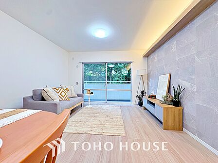 【living】居心地のいい暮らしには欠かせない眩い採光。ゆったりとした幅の窓からこの空間に降り注ぐ採光が絶えない。明るいリビングこそ居心地のいい暮らしが待っているのだと思う。
