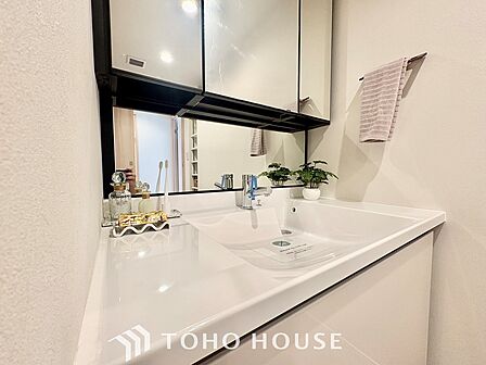気持ちの良い朝をつくりだし、夕方には笑顔を取り戻させてくれるミラー。パウダールームはいつでも本来の自分を取り戻せる空間。明るく仕上げてあります。
