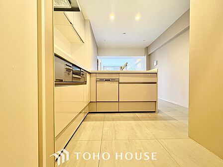 ◆愛育◆キッチンは家族の絆を育む大切な空間。シンプルで使い易いSystemKitchenで愉しく作る料理は愛情のある美味しいご馳走に。家族で使える広々としたダイニングキッチンです。