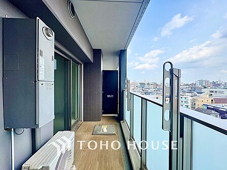 見上げれば高い空。手を伸ばせば吸い込まれそうな突き抜ける空間。空が高いと気持ちも高揚する。しばらく忘れていた、空を楽しむ生活を始めませんか。