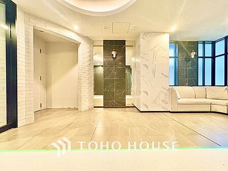高級感溢れるエントランス。新築時の造りの良さが伺える。